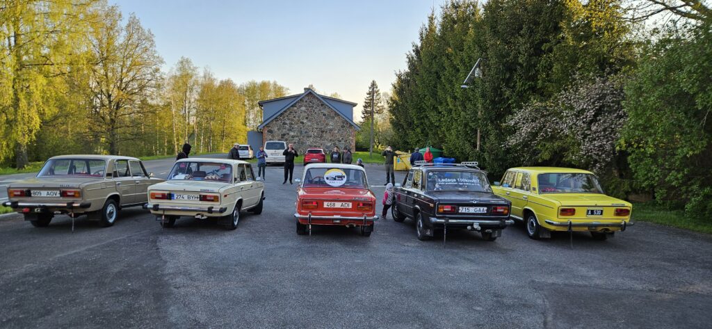 Külastajad muuseumiööl haabjakojas