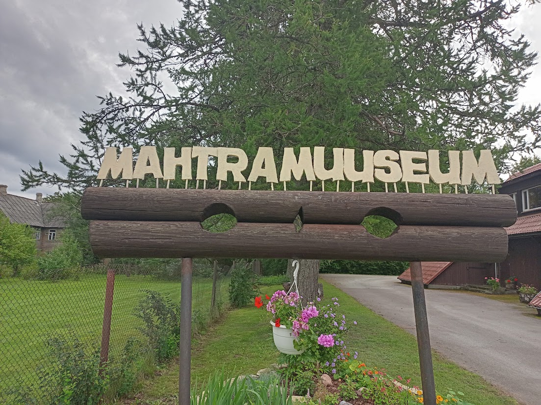 Mahtra muuseumi peahoone juures