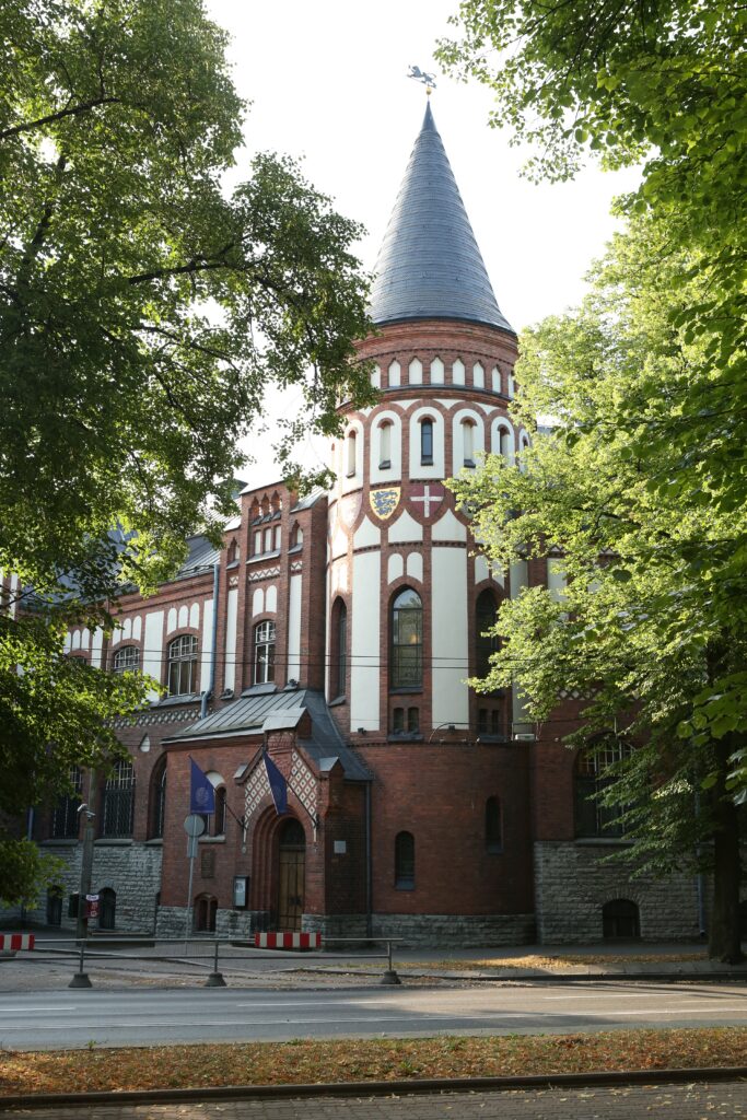 Eesti Panga muuseumi sissepääsu tähistab torn. Astuge julgelt sisse!