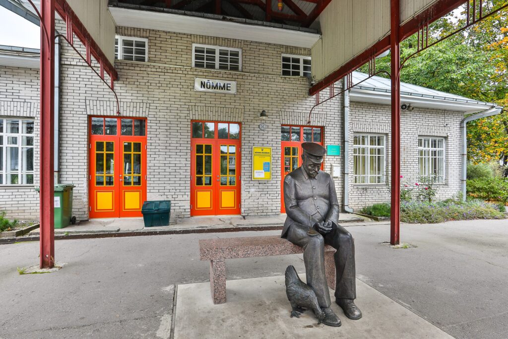 Nõmme Muuseumi ees olev skulptuur „Tukkuv jaamaülem"
