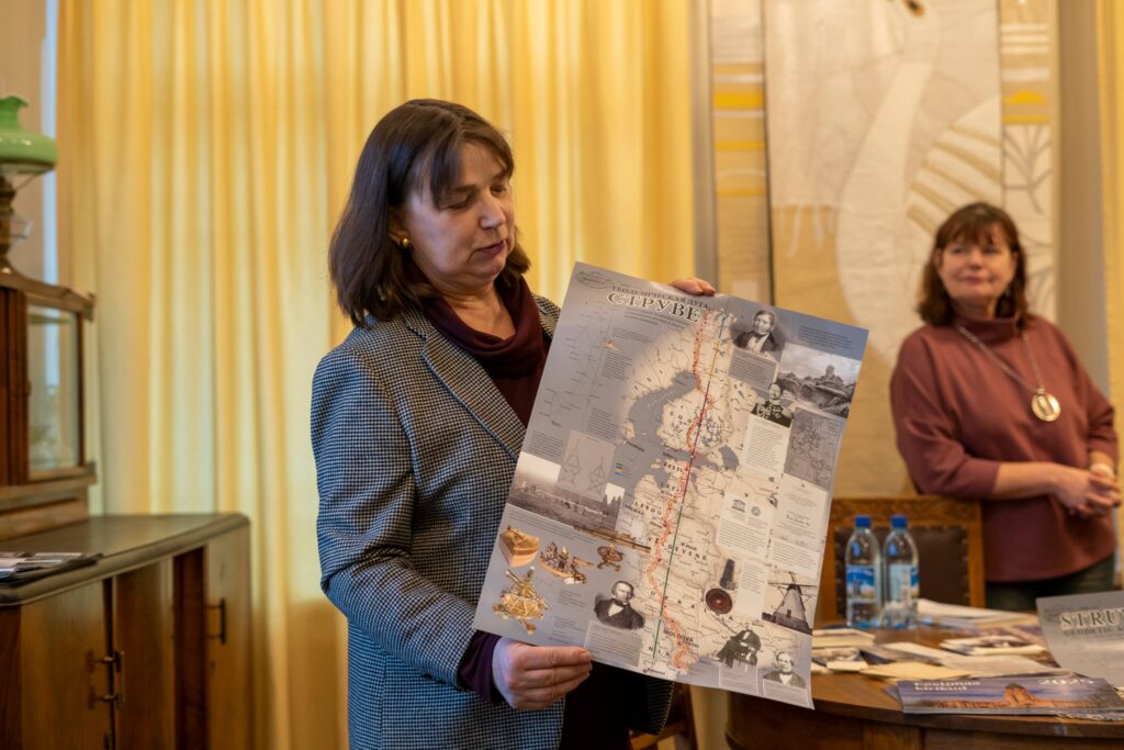 Epp ja Riin Alatalu tutvustamas Struve kaart