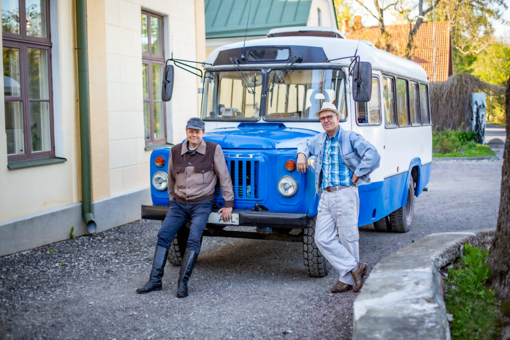 Retrobuss KAVZ Eesti sõjamuuseumi ees
