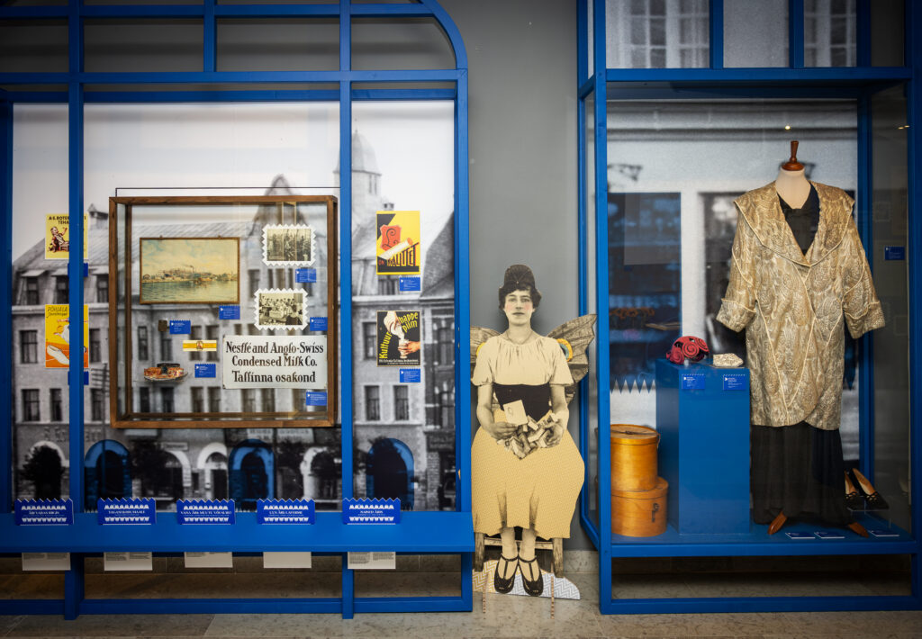 Pildil on vaade näitusesaali "Noore pealinna lood. Kirglikud kahekümnendad"