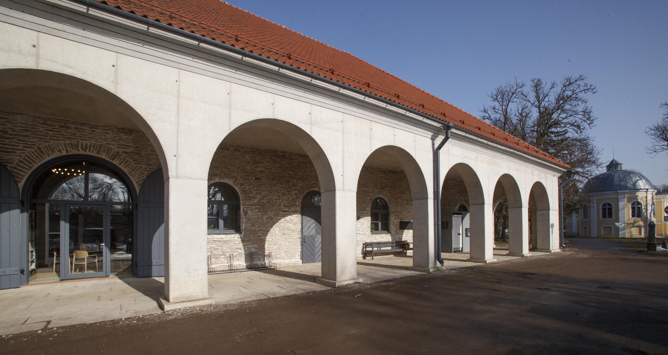 Vääna mõisa tall-tõllakuur, taustal mõis