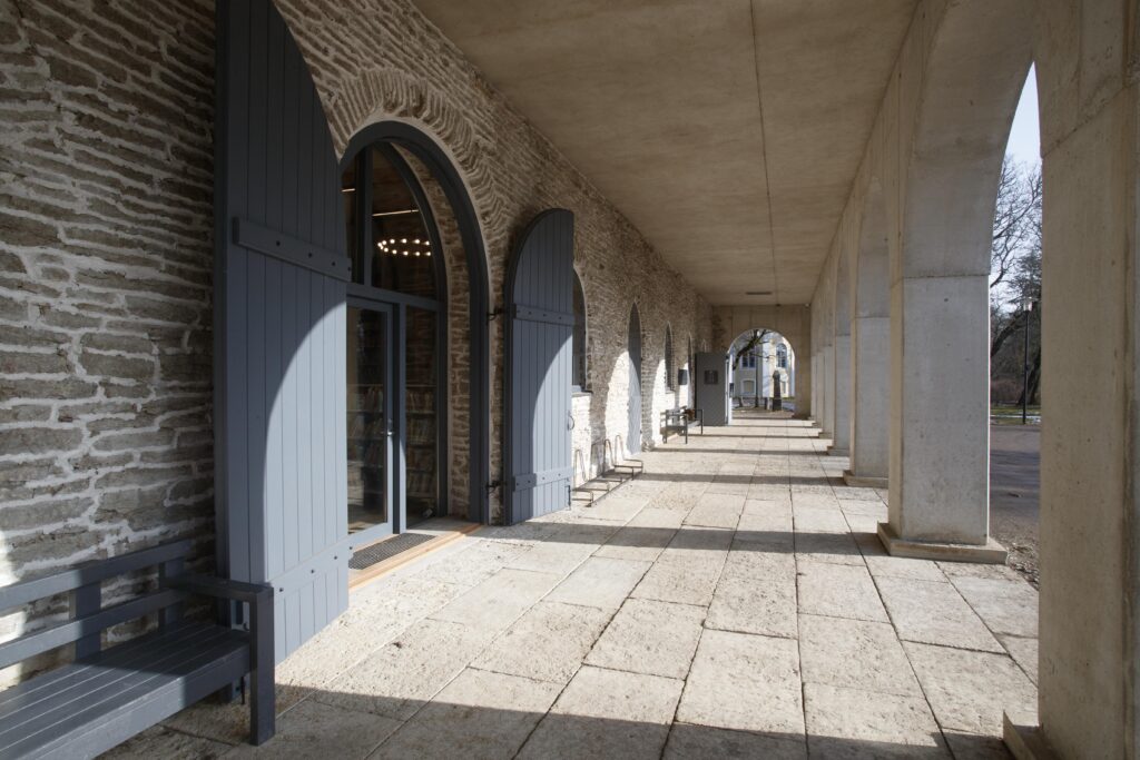 Vääna tall-tõllakuuri sammaskäik